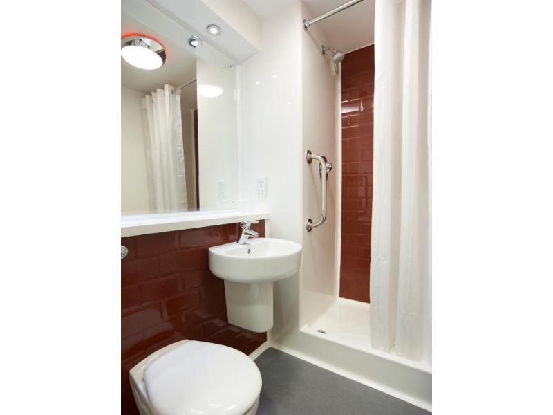Travelodge High Wycombe Central מראה חיצוני תמונה