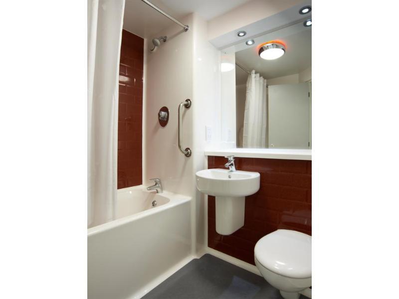 Travelodge High Wycombe Central מראה חיצוני תמונה